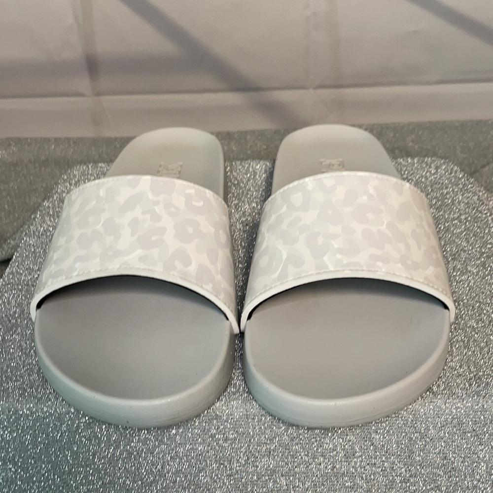 PINK Victoria’s Secret Light Gray Animal Print Slides Large (9/10) HTF Style